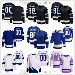 Maglie di hockey cucite 91 Steven Stamkos 88 Andrei Vasilevskiy 86 Nikita Kucherov 21 Brayden Point 77 Victor Hedman Anthony Cirelli Nicholas Paul Anthony Duclair