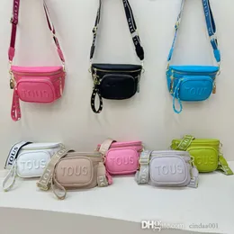 Sagna di design da donna 2024 Nuova lettera Texture Borsa in giro per il torace Borsa a colori a colori Solido Trend Grande Borse a tracota