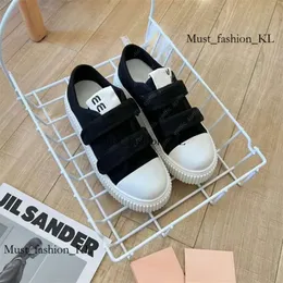 Designer casual mui mui solglasögon skor miui sneakers sommar canvas sko mångsidiga skor plattform sport mui mui skor tofflor cookie sko 984