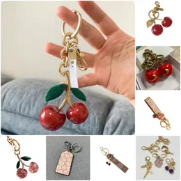 COA Cherry Keychains 디자이너 키 반지 핑크 크리스탈 키 체인 지갑 가방 럭셔리 키 체인 매력 장식 액세서리 골든 체인 그린 잎