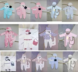 새로운 신생아 점프 수트 유아 옷 크기 52-80 디자이너 아기 크롤링 슈트 유아용 면화 수트 스카프 편안한 모자 24APRIL