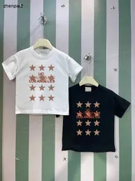 Lyxig baby t-shirt barn designer kläder flera pentagram tryck flickor kort ärmstorlek 100-160 cm pojkar tees sommarbarn tshirt 24 april