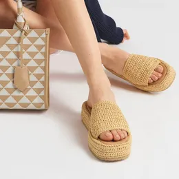 Sommar halm glidsandal kvinnor casual designer sandaler platt plattform glider tofflor klackar glid kik tå rum reglage tofflor virkning gräs vävda klänningsskor 35-42