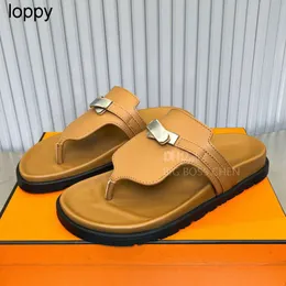 Nya mocka Mens Flat Flip-Flops Sandaler Kvinnor Buckle Leather Casual Luxury Designer Slides Men Classic Clips Feet Slipper Summer Beach Mens Womens Slippers