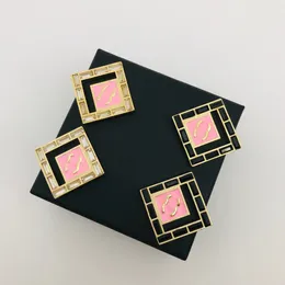 Designer -Stollen Ohrringe Einfacher stilvoller quadratischer Ausschnitt Schwarz und Weiß 2 Farbe Pink Emaille Doppelbuchstaben Ohrringe Klassische Messingstudel Ohrringe Schmuck