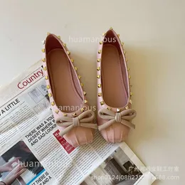 Rivet Family Female Ballerinas Stud Tino Girl Galler Round Head Flat 2024 Scarpe in stile Bow Shot Shot Shot Schermo Single Cpuk