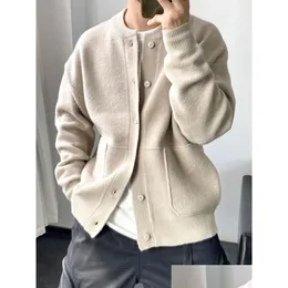 Herrtröjor 2023 Spring Light Luxury Fashion Cardigan Män stickad tröja Rund halsjacka Löst kappa Boutique klänning iM -implestyle dro dh97s