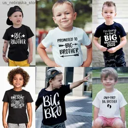 T-shirts impressos Big Brother Collection Boys T-shirt com um pescoço redondo e camiseta branca adequado para crianças de 80 a 30 cm no verão Big Brother Boy Tops Q240418