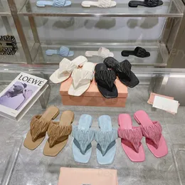 Candy Color Summer Slippers Classic Women Leisure Flip Flops Fashion Flat Bottom Sandal Letters Luxury Ladies Wrinkle Leather Women Beach Shoes Slipper