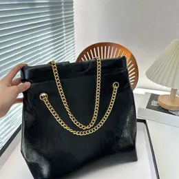 Tote Bag Letter Logo Chain Strap Cow Couro Trend Joker Bolsa de compras portátil Bolsas de ombro portáteis Ladies Classic Black.