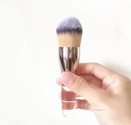 TRISH MCEVOY Punted Foundation Brush - grande testa piena copertura a copertura per il campeggio Brenge Strumento 1390624