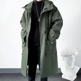 Мужские траншевые пальто 2024 Весенняя осенняя армия Зеленая ветряная мода Мужчины Мужчины в средней длине. Случайное пальто с капюшоном ежедневно громкое пальто мужчина мужчина