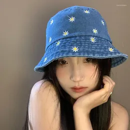 Berets Japanese Small Daisy Embroidered Denim Bucket Hat Women's Spring And Summer Foldable Retro Old Sunshade Flat Top Bob Cap