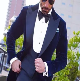 Navy Blue Velvet Men Wedding Tuxedos 3 pezzi Spillamento smoking smoking Eccellenti uomini Dinno di business Prom BlazerjackEtPantsvest2702296