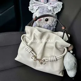 Tote bolsa designer de ombro de ombro genuíno nova nuvem uma mulher amarrada buck buck lucky niche bucket alta estética