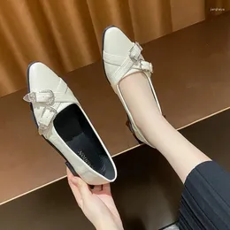 Casual Shoes Pointed Toe Ladies Single 2024 Spring Pin Buckle Design Women's Flat Simple Mångsidig kvinnlig grunt mun