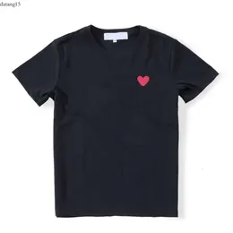العلامة التجارية Tshirt CDGS Summer Play Designer Mens Thirts Play T Shirt Commes Sleeve Womens des Des Badge Garcons Heart Shirt RE 9855