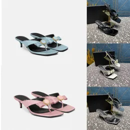 Designer Slippers Slides de salto alto Sandale Velvet Bow Medus Buckle Selas de verão Sapas de mula Sandálias de salto grossa New Women Women Beach Salto baixo 5 cm com caixa