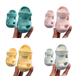 Summer Baby Boys Girls Hole Shoes Sandaler med mjuk botten Nonslip Kid Beach Accessory Children's Breattable Tisters Y240408