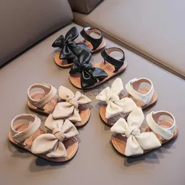 Sandálias meninas sandálias de verão Big Coesta PU Couro 21-30 Crianças doces deslizantes adoráveis elegantes três cores flexíveis fofas fofas 240419