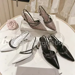 Brunello Cucinelli Teli di alta qualità Progetti di tacchi da donna Sandals tacchi rossi Crysta Buckle Abito da sposa scarpe tallone sexy cinghia posteriore sexy cinghia al 100% in pelle sandalo