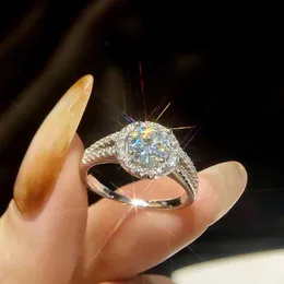 Pierścień W1S7 Ring Gra Moissanite Halo Pierścienie dla kobiet runda v kształt genialny ślub luksusowa biżuteria diamentowa prawdziwa 925 srebrny srebrny D240419