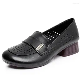 Sapatos casuais Tamanho 35-43 Mãe Primavera e Verão Couro dividido Hollo Hollow Out Flat sem deslizamento Sone Sof