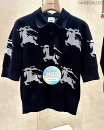 Moda Luxo Buurberlyes Roupas para homens homens Cavalo de cavalo de guerra Camisa de pólo de mangas curtas para mulheres T Cirtas com o logotipo da marca 1 a1 de alta qualidade