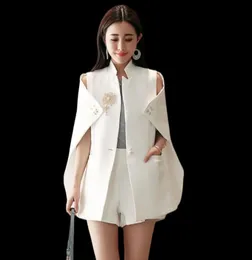 Весенний дизайнер по взлетно -посадочной полосе Женщины с бисером с бриллиантовым накидком Сексуальные черные белые блюдные пальто белый пиджак CAPE Office Wear3721494
