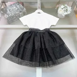 Luxury Girls Dresses Set White T Shirts With Black Mesh kjolar Högkvalitativa Baby Two Pieces Set Designer Kids Summer Cake kjolar