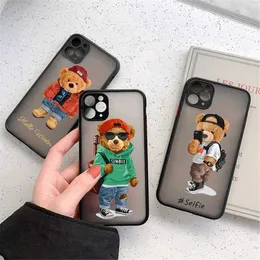 حالات الهاتف الخليوي Cute Bear Hard Phone Case for iPhone 11 12 Pro Max XR X XS MAX 15 14 7 8 PLUS FASHION CLEAR Black Cover Matte Fundas Capa J240418