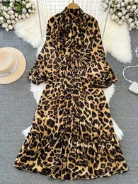 Lässige Kleider Frühling Herbst Frauen Leopard Bogenkragen Single Breasted Long Kleid Vintage Laternenhülle hohe Taille A-Line Ruffle Saum