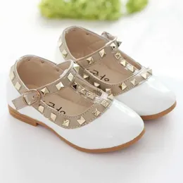 Izut Sandals Girls Shoes Spring Children Shoes Girl Rivets Princess Princess Princess Girls Kids Flat Shoes T-Tyed Style Girls Summer Sandals 240419