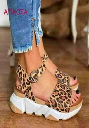 ATIKOTA SUMPLE Women Platform Sandals Leopard Sandals elegantes ao ar livre Tornozelo Sapato casual Lady Lady Tamanho Grande Sandália 2022 Novo Y21682344