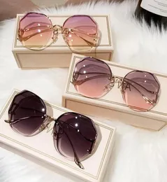 Solglasögon 2022 Kvinnor Fashion Rimless Vintage Gradient Sun Glasses Design för Female Big Frame Metal Okulary UV4003852980