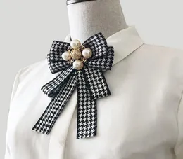 Frauen Big Bowknot Plaid Biege Biege Brosche mit Vintage Accessoires Ribbon Bowknot Brosche Anzug Anzug Pin für Geschenkparty2421165