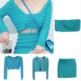 SP Spring Peacock Blue Anzug Weater Frauen 2024 Modedesigner Wellenmuster süßes und kühles runder Nackengurt Schlanker fit weiß gestrickte obere Rock Set FZ2404175