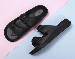 2022 MEN SANDALS SANDALS SHEEKERS زوجين يضعون شاطئًا قدمًا للنساء في الهواء الطلق في الهواء الطلق بانتوفيل فليب يتخبط النعال SLIPS SANDALES1325026