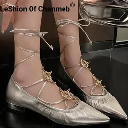 Sapatos casuais Leshion of Chanmeb Women Women Genuine Silver Flats com Borda de Strappy Twines Leg Metal Star Deco Black Cross Tied Black