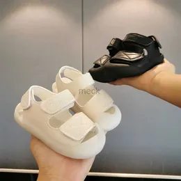 Sandalet 2024 Yaz Çocuklar Baotou Yumuşak Sole Yeni Erkek Kız Kızlar Bebek Yürüyüş Ayakkabıları Basitleştirilmiş 0-3 Yıllık Anti Kick Sandals 240419