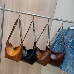 새로운 숄더백 패션 브랜드 소규모 간단한 PU 가죽 크로스 바디 가방 여성 어깨 가방 고급 단색 핸드백 및 지갑