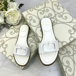 Lüks yaz katır sandal terlik havuzu vlogo slayt rahat siyah beyaz pembe tasarımcılar ayakkabı bayanlar erkek plaj açık havada moda düz topuk sanal deri kaydırıcılar