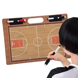 Тренерская доска баскетбола играет на буфер обмена планами Демонстрационные игры в стратегию в спортзале 240407