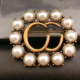 Good Sell Delicate Lover Designer Brooch Diamond Pins Pearl Brand Letter Brooches Pin Jewelry 18K Gold Women Wedding Party Dress Accessories Luxury Gift