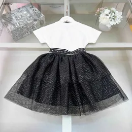 Populära flickklänningar set vita t -skjortor med svarta nätkjolar högkvalitativa baby två bitar set designer barn sommar kakor kjolar