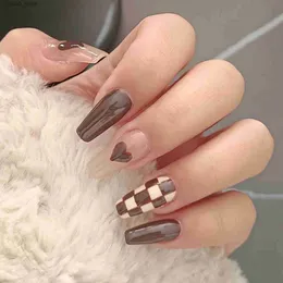 False Nails 24pcs Caramel Heart Pattern False Nails Brown French Sweet Style Acrylic Nail Patch Mid length Coffin Ballet Lady Fake Nail Tips Y240419