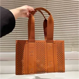 Borsa di design a tote sacchette vuote di alta qualità Tote ad alta capacità classiche borse legnose viaggi estivi comoda pendolarismo con lettere 240415