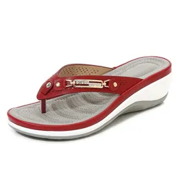 Kvinnors tofflor sommar mode metall knapp glider skor kil strand sandaler kvinnor utanför plattform fritid flip flops 240417