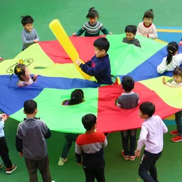 Barn slår ett mullvadspel regnbågs paraply dagis utomhus kul och sport paracaidas leksak buiten speelgoed voor kinderen 240418