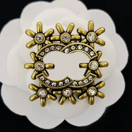 Boa venda marca de rua girls girls designer broche 18k ouro letra pinos broche pérola broches fester presente lapeel pin moda de aniversário jóias